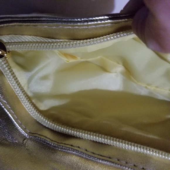 Versage perfume gold metallic hand clutch - Picture 4 of 8